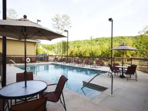 una piscina con mesas, sillas y sombrillas en Homewood Suites by Hilton Birmingham-SW-Riverchase-Galleria, en Hoover