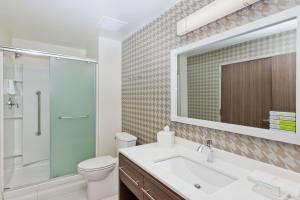 Home2 Suites By Hilton Birmingham Colonnade的一间浴室