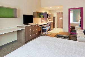 Home2 Suites By Hilton Birmingham Colonnade的电视和/或娱乐中心