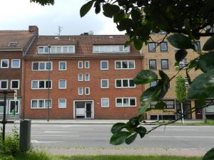 eine leere Straße vor einem Backsteingebäude in der Unterkunft Ambiente Apartment in Bremen