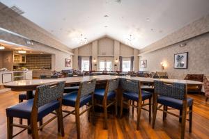 comedor grande con mesa grande y sillas en Homewood Suites by Hilton Birmingham-SW-Riverchase-Galleria, en Hoover