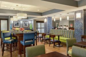 a restaurant with tables and chairs and a cafeteria at Hampton Inn Birmingham-Trussville in Trussville
