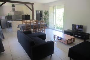 sala de estar con sofá y mesa de centro en Maison Au Milieu De La Foret, en Labastide-Rouairoux