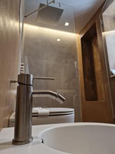 Koupelna v ubytování "Locanda Susuiusu" keyless entry