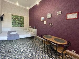 Un dormitorio con una cama y una mesa. en Austrian Lviv Apartments, en Leópolis