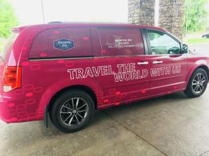 Ein roter Van, der mit uns durch die Welt reist und auf ihn geschrieben steht. in der Unterkunft Hampton Inn Billings in Billings