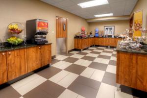 un hall avec une cafétéria dotée d'un tamponneur pour les teryasteryasteryasteryasteryasteryasteryasteryasteryasteryasteryasteryasteryasteryastery dans l'établissement Hampton Inn Billings, à Billings