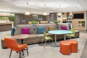 Khu vực lounge/bar tại Home2 Suites By Hilton Bismarck