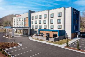 an image of a hotel with a parking lot at Hampton Inn Ashland City, Tn in Ashland City