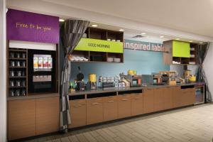 a restaurant with a counter in a store at Home2 Suites by Hilton Nashville Franklin Cool Springs in Franklin