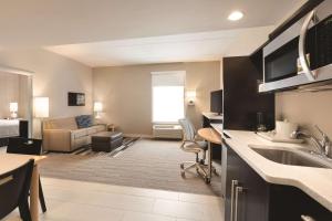 een kamer met een keuken en een woonkamer bij Home2 Suites by Hilton Nashville Franklin Cool Springs in Franklin