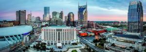 widok na miasto z wieloma wysokimi budynkami w obiekcie Hilton Nashville Downtown w mieście Nashville