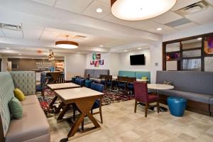 um restaurante com mesas e cadeiras e uma sala de espera em Hampton Inn Pleasant View em Pleasant View