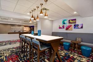 uma sala de jantar com mesa e cadeiras em Hampton Inn Pleasant View em Pleasant View