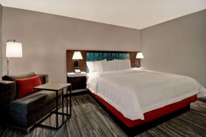 Hampton Inn Pleasant View客房内的一张或多张床位