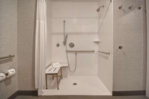Hampton Inn Pleasant View的一间浴室