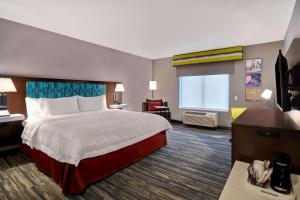Hampton Inn Pleasant View客房内的一张或多张床位