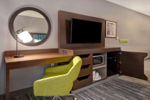 Hampton Inn Pleasant View的厨房或小厨房