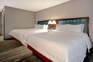 Hampton Inn Pleasant View客房内的一张或多张床位