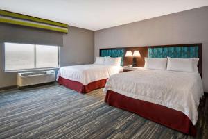 Hampton Inn Pleasant View客房内的一张或多张床位