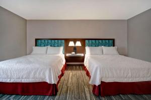 Hampton Inn Pleasant View客房内的一张或多张床位