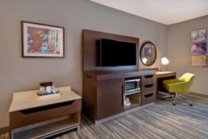 Hampton Inn Pleasant View的电视和/或娱乐中心