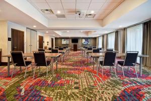 Hampton Inn Pleasant View的休息区