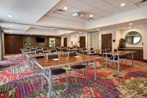 Hampton Inn Pleasant View的休息区