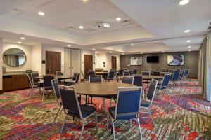 Hampton Inn Pleasant View的休息区