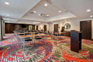 Pleasant ViewHampton Inn Pleasant View的一间会议室,配有桌椅,铺着地毯 更多37张照片