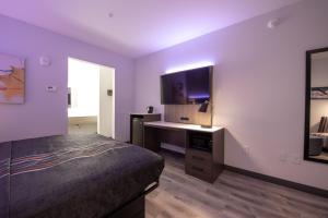 Postel nebo postele na pokoji v ubytování Express Inn & Suites