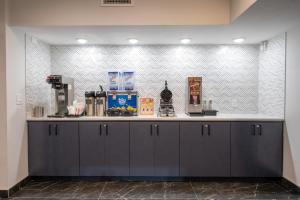 Kjøkken eller kjøkkenkrok på Express Inn & Suites