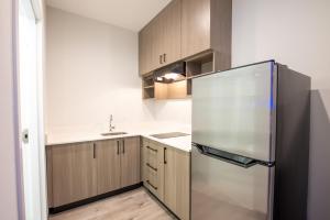 Kuchyň nebo kuchyňský kout v ubytování Express Inn & Suites