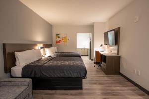 Postel nebo postele na pokoji v ubytování Express Inn & Suites
