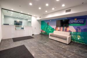 TV a/nebo společenská místnost v ubytování Express Inn & Suites