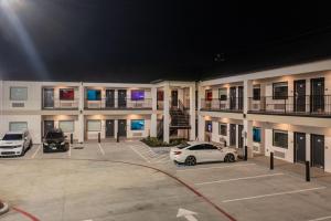 ヒューストンにあるExpress Inn & Suitesの駐車場に駐車したアパートメントビル