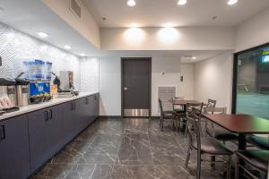 Kuchyň nebo kuchyňský kout v ubytování Express Inn & Suites
