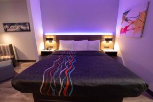 Postel nebo postele na pokoji v ubytování Express Inn & Suites