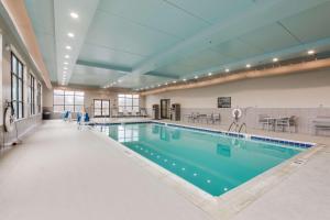 a large swimming pool in a large building at Hampton Inn White House in White House