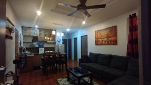 sala de estar con sofá y ventilador de techo en 2 Bedroom House in Bambu Estates Mintal Near Vista Mall and UP Mindanao en Dávao
