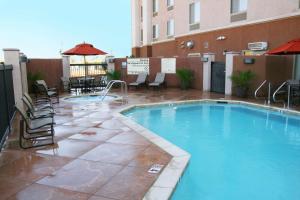 una gran piscina al lado de un edificio en Hampton Inn & Suites Banning/Beaumont, en Banning