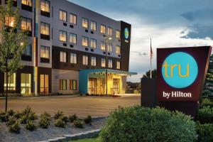 a hotel with a sign in front of a building at Tru By Hilton Meridian Boise West Id in Meridian