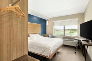Tru By Hilton Meridian Boise West Id的电视和/或娱乐中心