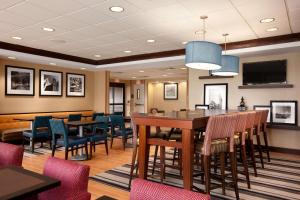 a restaurant with tables and chairs and a dining room at Hampton Inn Boston/Braintree in Braintree
