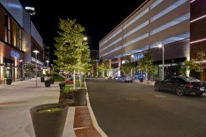 Una calle de la ciudad por la noche con coches aparcados en la calle en Home2 Suites By Hilton Boston South Bay en Boston