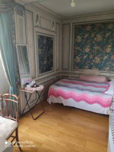 a bedroom with a bed and a table at Cozy Nice Apartment Room Free Wi-Fi an parking in Asnières-sur-Seine