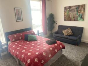 a bedroom with a bed and a couch at bnb in Belfast