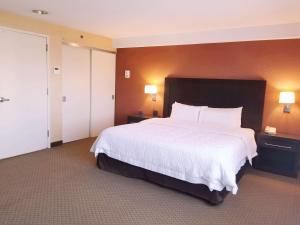 Postel nebo postele na pokoji v ubytování Hampton Inn & Suites Boston Crosstown Center