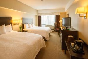Postel nebo postele na pokoji v ubytování Hampton Inn & Suites Boston Crosstown Center