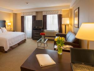 Postel nebo postele na pokoji v ubytování Hampton Inn & Suites Boston Crosstown Center